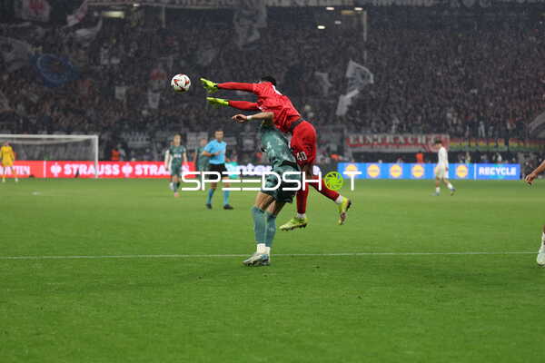Torwart springt nach Ball