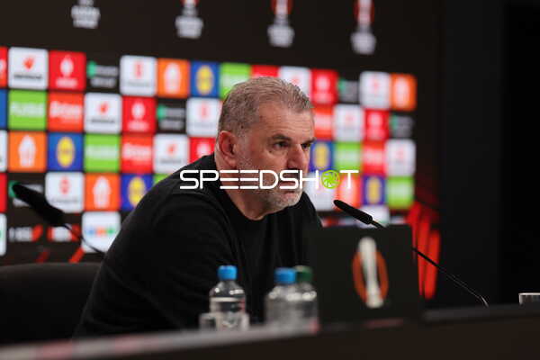 Trainer spricht auf der Pressekonferenz