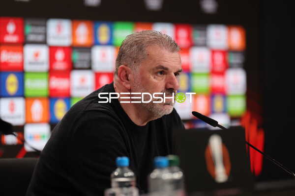 Trainer bei Pressekonferenz