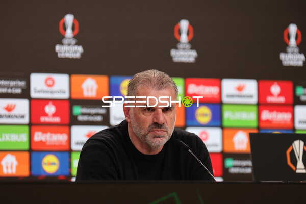 Trainer in Pressekonferenz