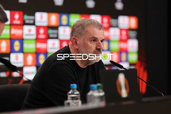 Trainer bei Pressekonferenz