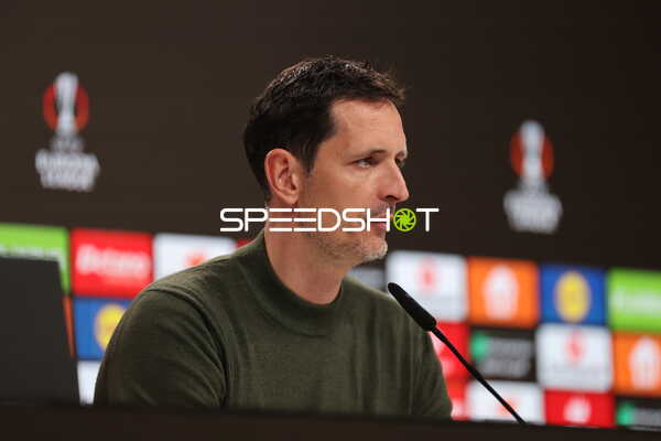 Trainer gibt Pressekonferenz