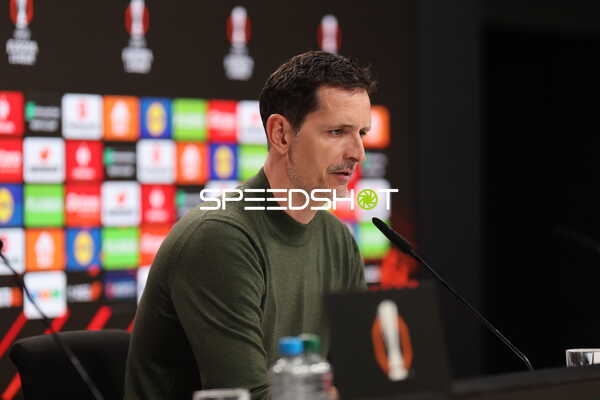 Trainer spricht auf Pressekonferenz
