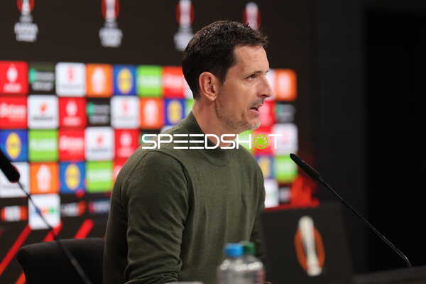 Trainer bei Pressekonferenz