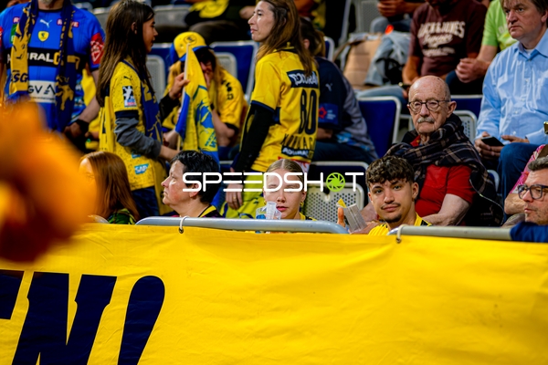 Zuschauer in Gelb-Trikots