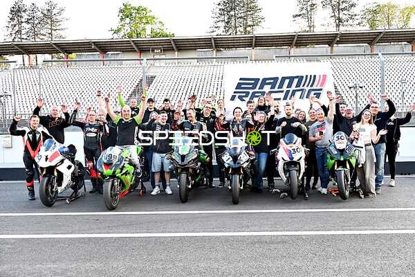 Gruppe mit Motorrädern posiert