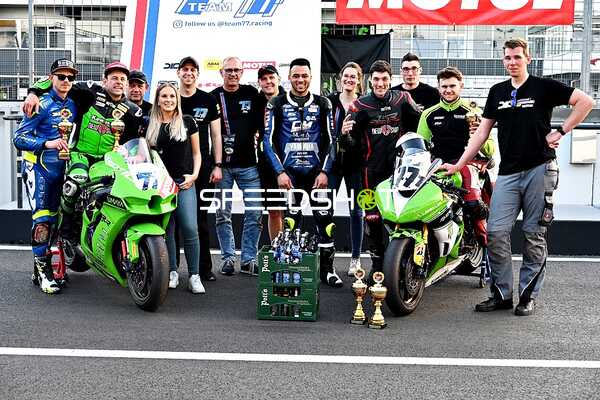 Gruppenfoto mit Motorrädern