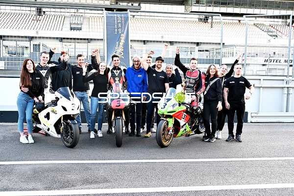 Gruppenfoto mit Motorrädern