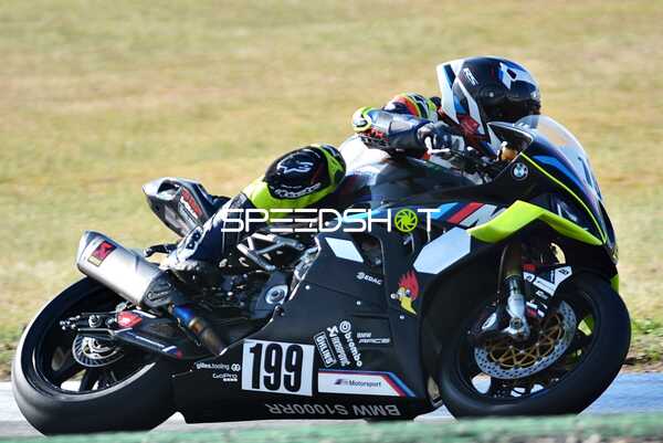 Motorrad Team 199 in Kurve