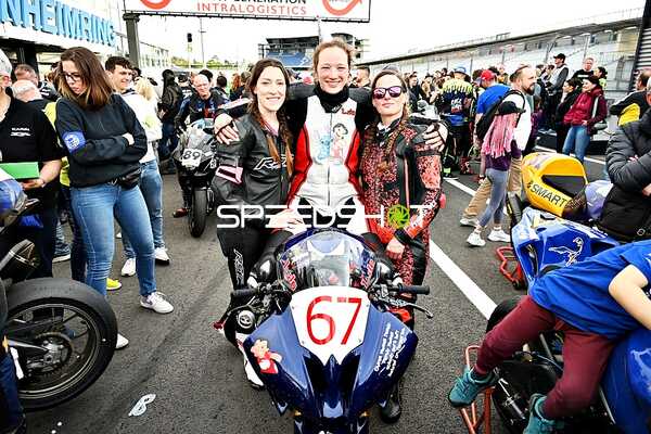 Drei Frauen am Motorrad 67