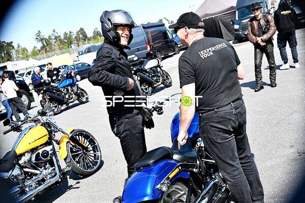 Zwei Männer an Motorrädern