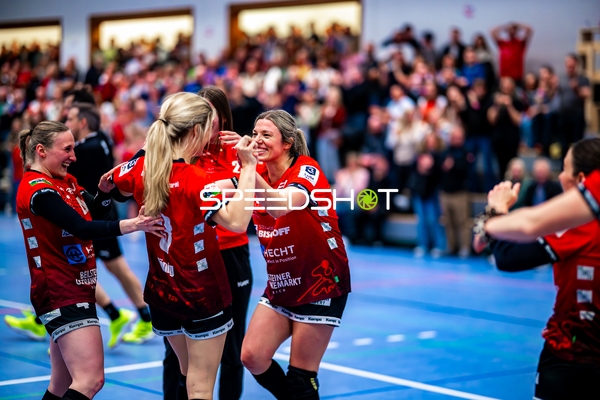 Saskia Fackel (22, SG Schozach-Bottwartal) feiert mit Team