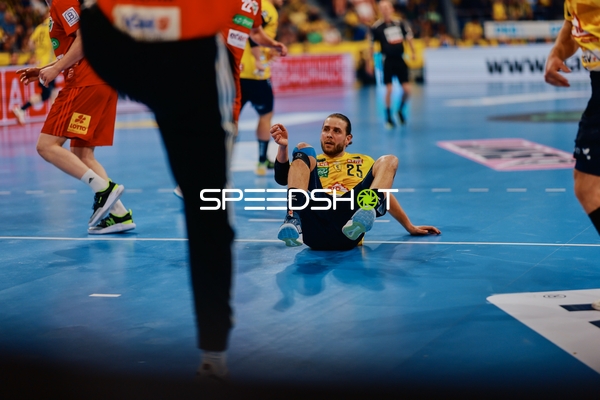 Olle Forsell Schefvert sitzt auf dem Spielfeldboden