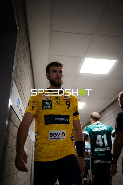 Steven Plucnar Jacobsen (9; Rhein Neckar Löwen) läuft im Gang