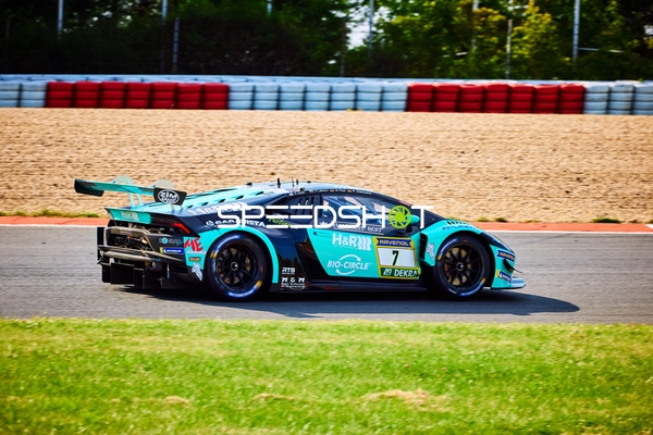 Fahrzeug #7 auf der Rennstrecke