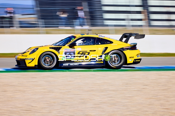 Rennwagen in voller Fahrt