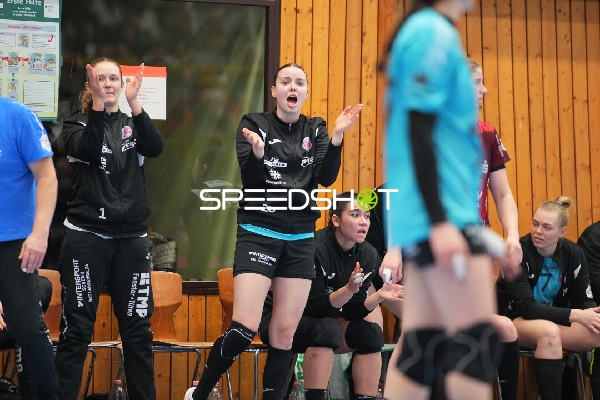 Szene mit Christina Lövgren Hallberg (1; Thüringer HC) und Teamkollegen