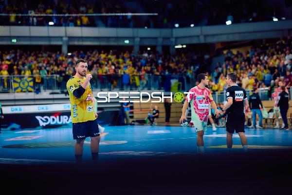 Spieler auf dem Spielfeld in einer Spielpause