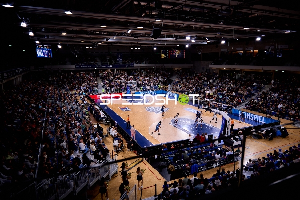 Weitwinkel-Aufnahme der Arena mit Publikum