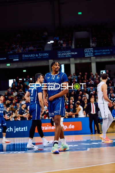 Spieler von MLP Academics Heidelberg stehen auf dem Spielfeld während einer Spielunterbrechung.