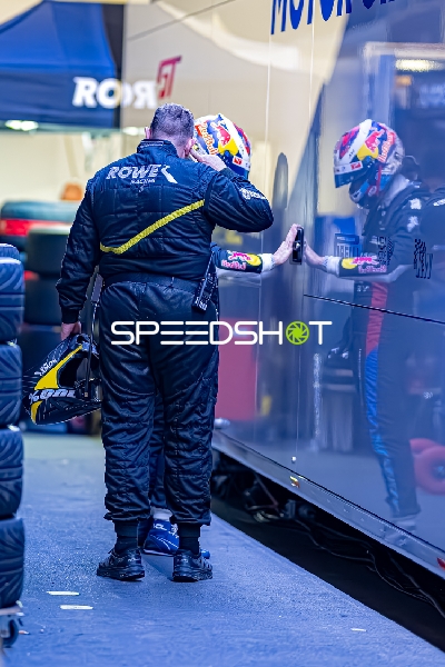 Boxengassen-Szene beim 24h Rennen 2025