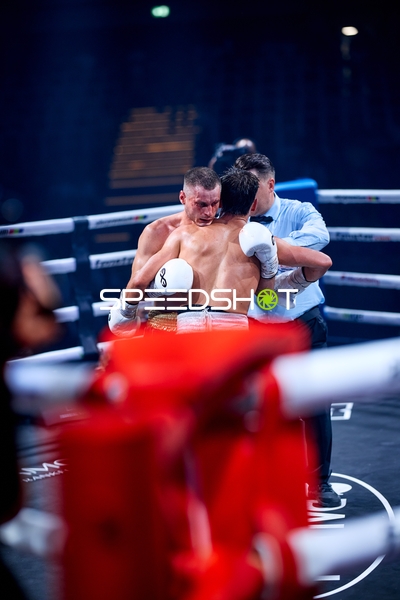 Boxer umarmen sich im Ring