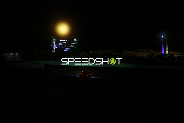 Rennfahrzeug bei Nacht am Nürburgring