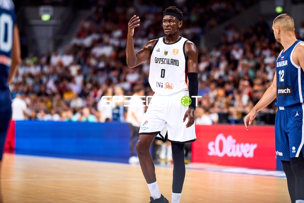 Isaac Bonga (0; Deutschland) auf dem Court