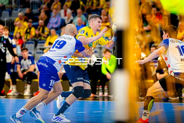 Blockversuch David Móré (15;Rhein Neckar Löwen) gegen David Cyrill Akakpo (19;1. VfL Potsdam)