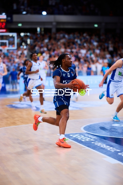 Dribbling DJ Horne (0;MLP Academics Heidelberg)