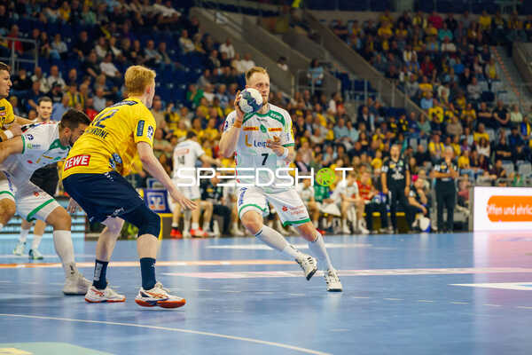 Luca Witzke (7, SC DHfK Leipzig) mit Ball vor Leon Keller (17, Rhein Neckar Löwen)