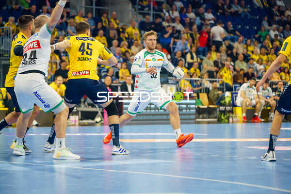 Franz Semper (32, SC DHfK Leipzig) mit Ball, Halil Jaganjac (45, Rhein Neckar Löwen) verteidigt