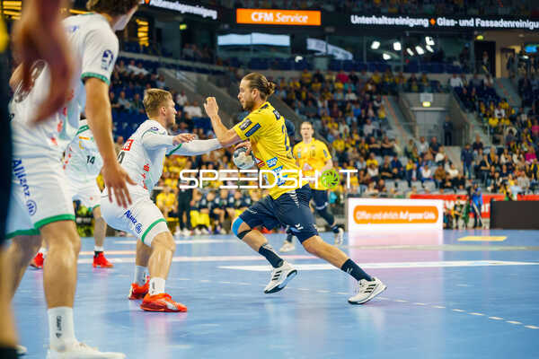 Patrick Groetzki (24, Rhein Neckar Löwen) mit Ball, 9 verteidigt