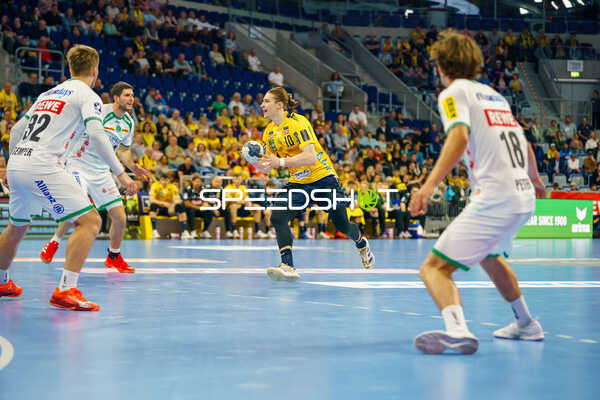 Juri Knorr (10, Rhein Neckar Löwen) mit Ball, verteidigt von Franz Semper (32, SC DHfK Leipzig) und Staffan Peter (18, SC DHfK Leipzig)