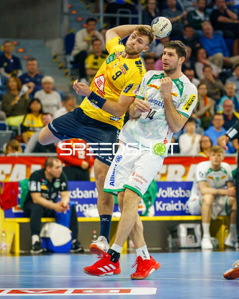 Steven Plucnar Jacobsen (9, Rhein Neckar Löwen) wirft, Marco Mamić (14, SC DHfK Leipzig) verteidigt