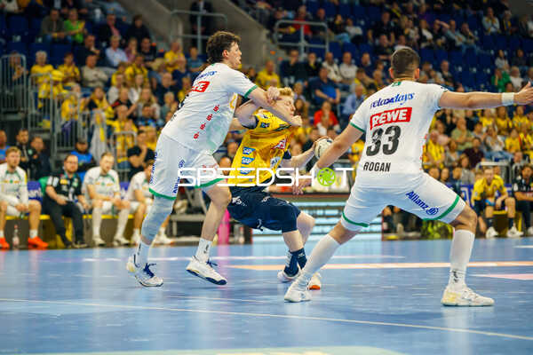 Juri Knorr (10, Rhein Neckar Löwen) gegen Luka Rogan (33, SC DHfK Leipzig) in Aktion