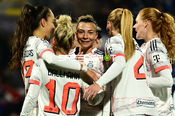 Spielerinnen feiern gemeinsam