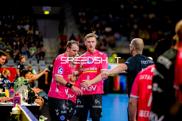 Spieler Nico Schöttle (8; TVB 1898 Stuttgart) passt den Ball