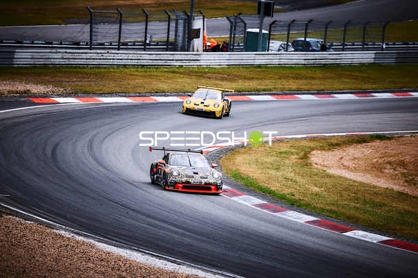 Porsche auf Nürburgring-Kurve