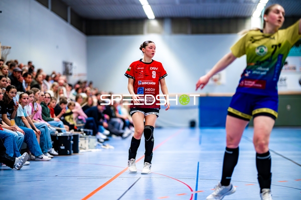 {null_9} und Spielerin in gelb-blau