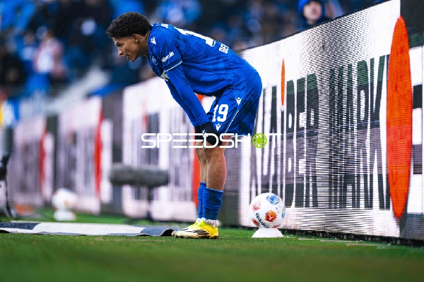 Ecke Vorbereitung Louey Ben Farhat (19; Karlsruher SC)