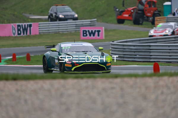 Grünes GT4-Rennfahrzeug