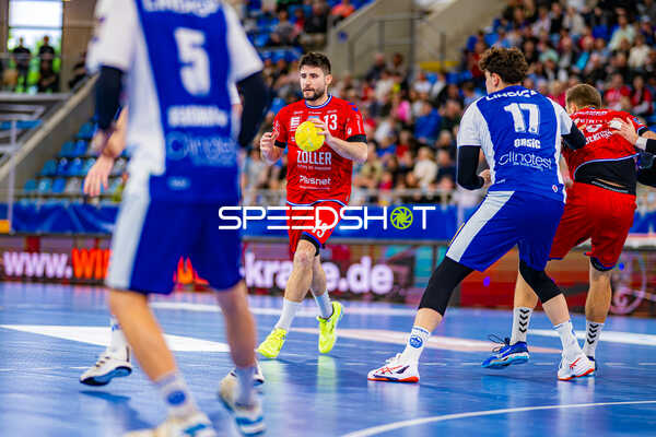 13 mit Ball unter Druck