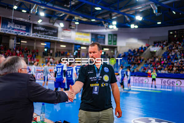 Offizielle beim Handshake