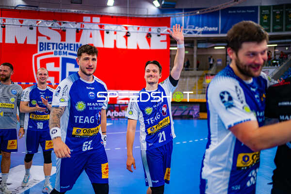 Justin Kurch (52, ThSV Eisenach) und Moritz Ende (21, ThSV Eisenach) begrüßen Zuschauer