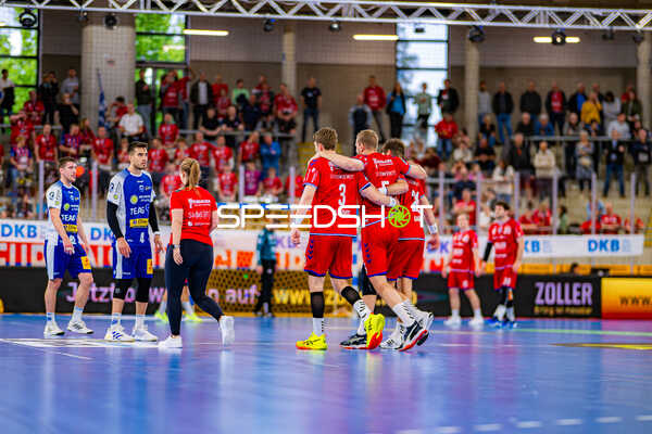 Nikola Vlahovic (3, SG BBM Bietigheim) und Julius Kühn (5, SG BBM Bietigheim) begrüßen sich