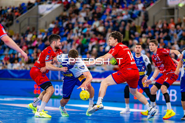 Fynn Nicolaus (14, SG BBM Bietigheim) und Nikola Vlahovic (3, SG BBM Bietigheim) verteidigen gegen Spieler mit Ball