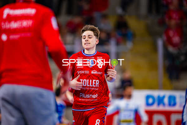 8, SG BBM Bietigheim mit Ball