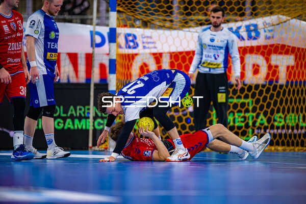 Kampf um Ball am Boden