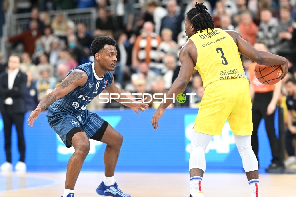 DJ Horne (0; MLP Academics Heidelberg) verteidigt gegen Christopher Clemons (3; EWE Baskets Oldenburg)